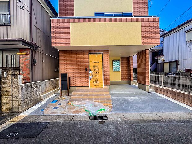 【玄関】家の顔となる玄関は、高いデザイン性が求められます。高級感と断熱性、防犯性に優れた玄関ドアを標準装備。ピッキング対策のセキュリティサムターン等、防犯に考慮しました。