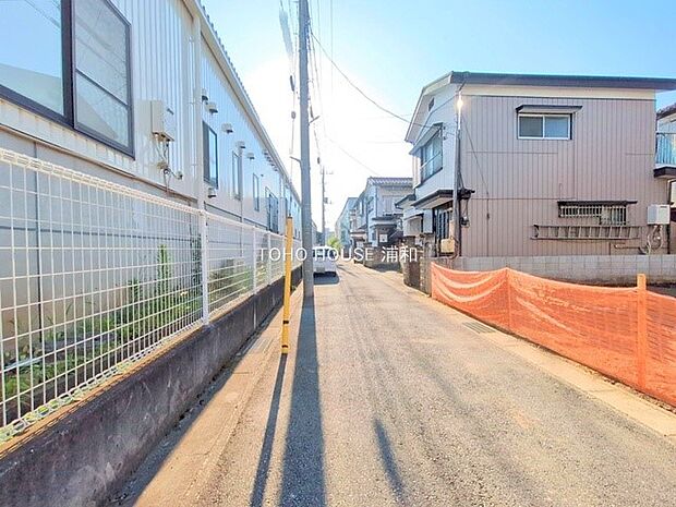 【前面道路4m】車の通行が少ないので、静かな住環境を維持することができます。