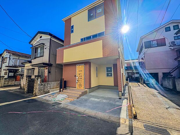 【外観】家族の温かさと陽光の暖かさ、楽しい毎日と明るい未来を予感させる「空間が織り成すひとつ先の住み心地」を演出します。