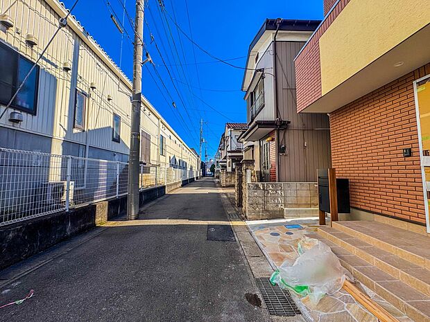 【前面道路4m】車の通行が少ないので、静かな住環境を維持することができます。