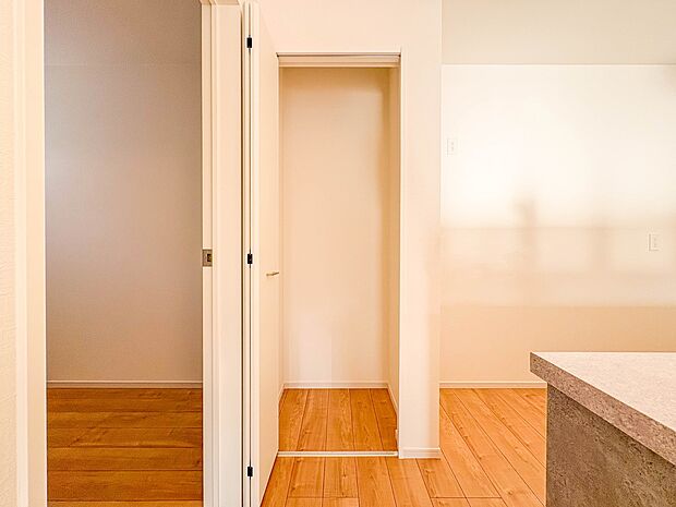 【パントリー(食料庫)】 常温保存できるパン、お米、調味料、缶詰など、日常的に使うものや未開封の食品の収納にぴったり。棚にものを並べて収納すれば、何が足りないのかひと目で確認できます。