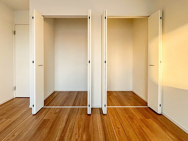 【収納】各所に配置された収納スペースは、洋服や小物はもちろんのこと、掃除機や日用予備品・お子様のおもちゃなど様々な物を収納して頂ける便利なスペースです。