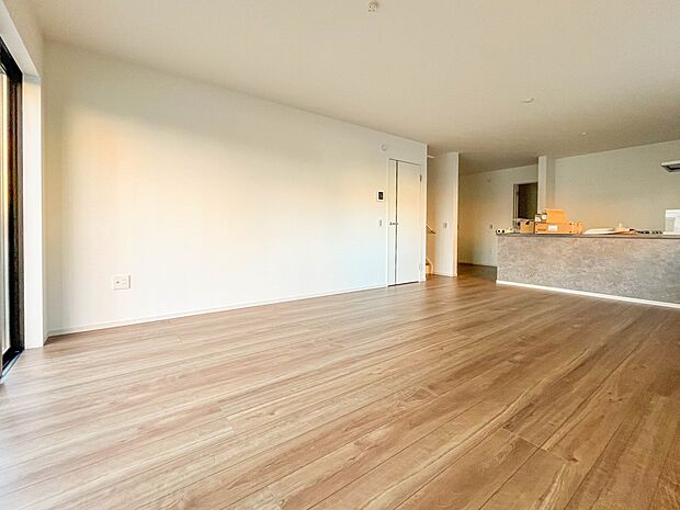 3号棟【LDK17帖】爽やかな日差しが差し込む明るいリビングです。