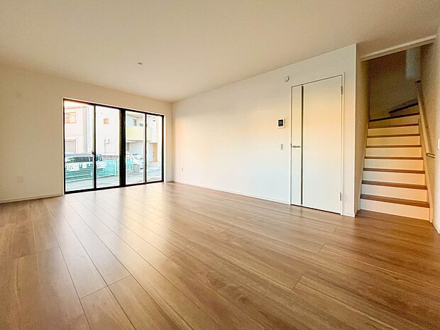 【LDK17帖】広々としたリビングダイニング。ゆったりとしたキッチン