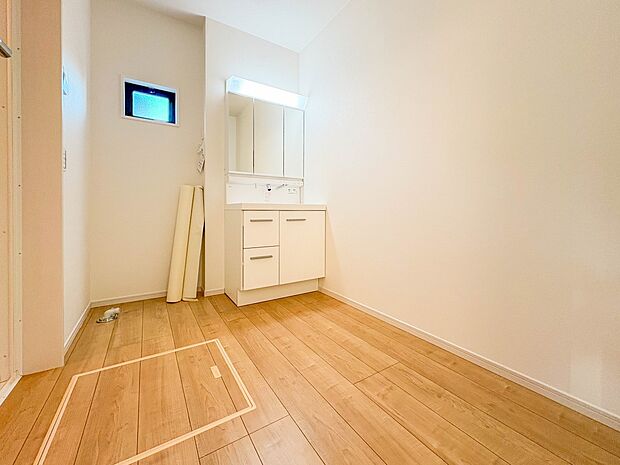 【脱衣所】洗面所は小さなプライベートスペース。歯磨き、洗顔と毎日施す個人空間。