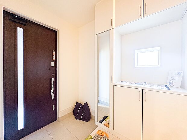 【玄関】大型のシューズボックスには靴やブーツ、サンダルはもちろん、ハンカチや手袋、バック類などのお出かけ用品、印鑑や朱肉なども収納可能です。