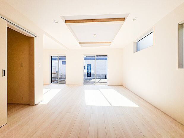 【LDK】シンプルなデザインの家は風情がある。住む人のこだわりを感じる。外観も内装もいたってシンプル。居心地がよく、家事や趣味、子育てなどにも集中できる。家も人間も熟成するほどシンプルになっ…