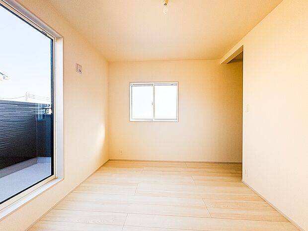 【子供部屋】お子様のお部屋にぴったりなクロークを備えたフローリング仕様の洋室です。