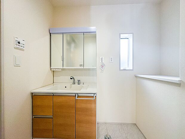 【洗面台】大きく見やすい三面鏡で清潔感ある洗面台は、身だしなみチェックや肌のお手入れに最適です。何かと物が増える場所だからこそ、スッキリと見映えの良い空間に拵えました。