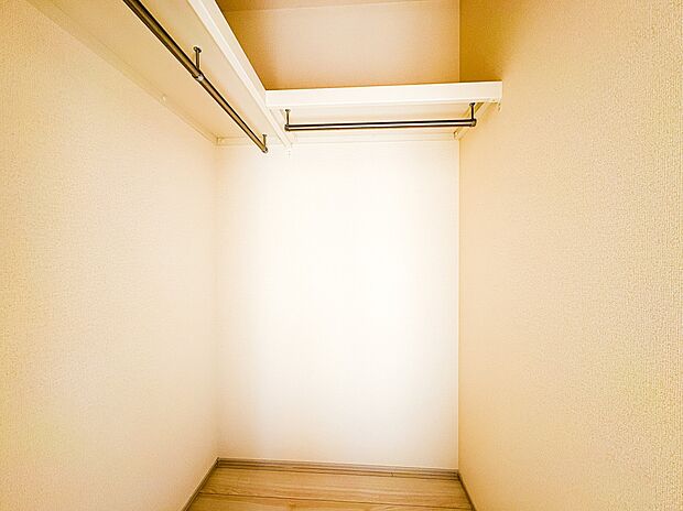 【WIC（ウォークインクローゼット）】  たくさんの洋服をかけてもシワになりにくいウォークインクローゼット。洋服以外にも、普段使わない家電やスーツケース、ストック品など何でも片付く嬉しい空間…