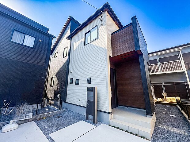 【外観】家族の温かさと陽光の暖かさ、楽しい毎日と明るい未来を予感させる「空間が織り成すひとつ先の住み心地」を演出します。