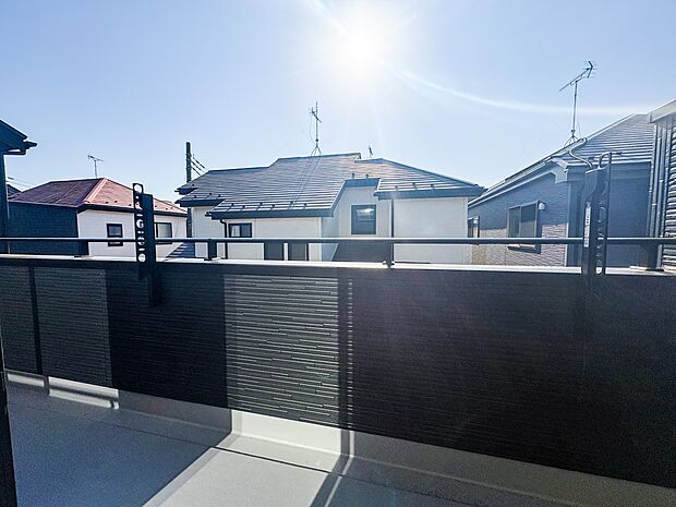 【バルコニー】 バルコニーから差し込む陽光・通風は、住環境・快適性と共に有り続ける貴重な「財産」です。