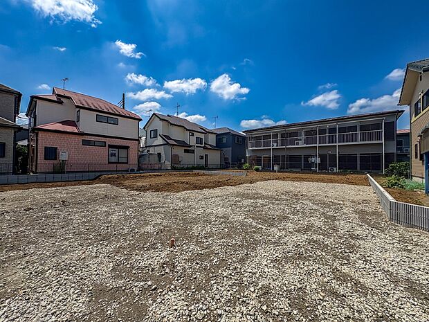 【駐車場】カースペース3台可／駐輪スペース。広々カースペースです。自転車、バイクなども置き場に困りません。