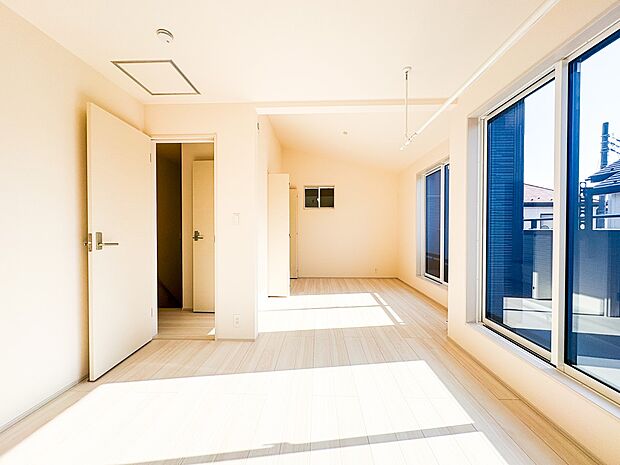 【洋室】充実した生活は伸びやかな居室空間から始まります。快適に・伸びやかに。心の潤いを求める方々へ。