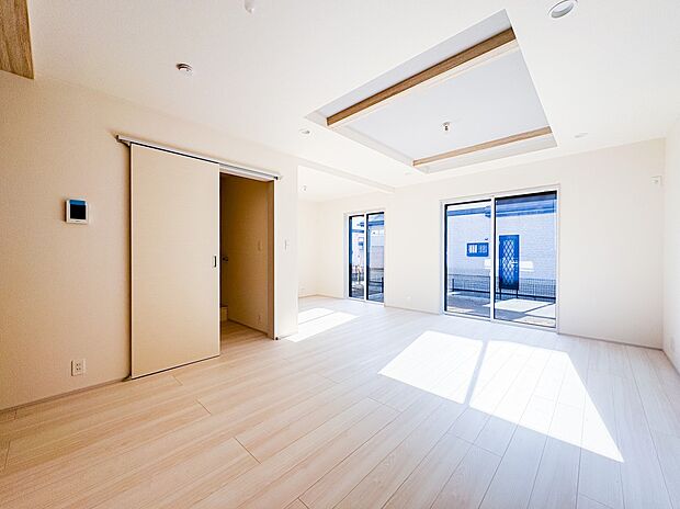 【LDK】広いリビングにはお気に入りの家具を配置し、思い通りの空間に。