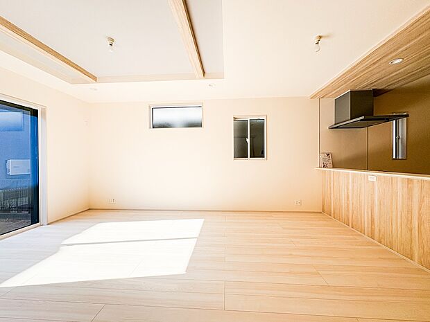 【LDK】広々としたリビングダイニング。ゆったりとしたキッチン。生活動線をLDK に集中させ、ご家族が過ごしやすい空間設計にしました。