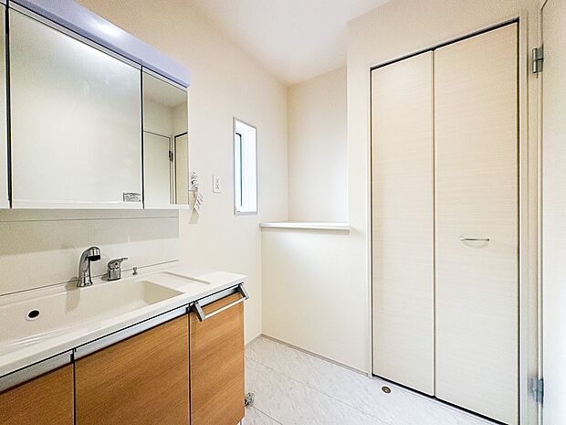 【脱衣所】洗面所は小さなプライベートスペース。歯磨き、洗顔と毎日施す個人空間。