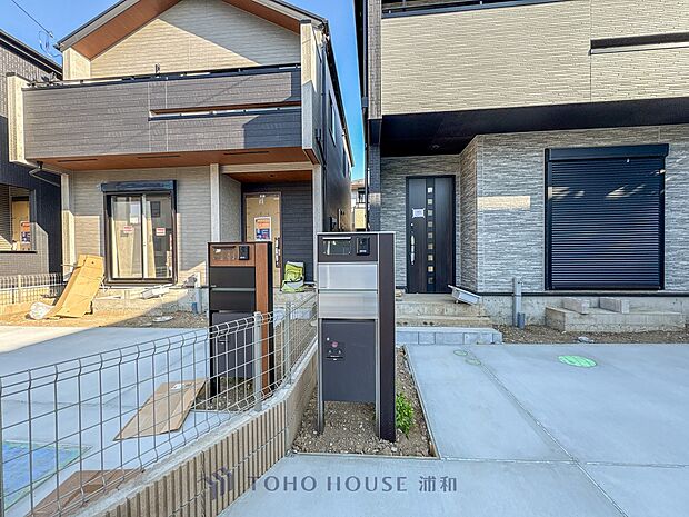 【現地外観】家族の温かさと陽光の暖かさ、楽しい毎日と明るい未来を予感させる「空間が織り成すひとつ先の住み心地」を演出します。