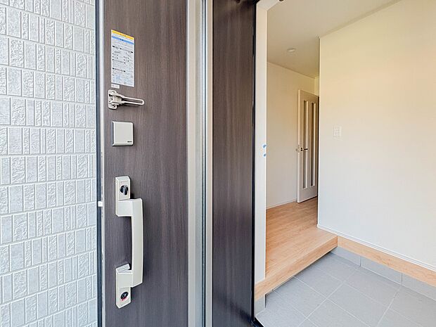 上質感漂うアプローチ。居住者の帰り、訪れる方を優しく迎える。