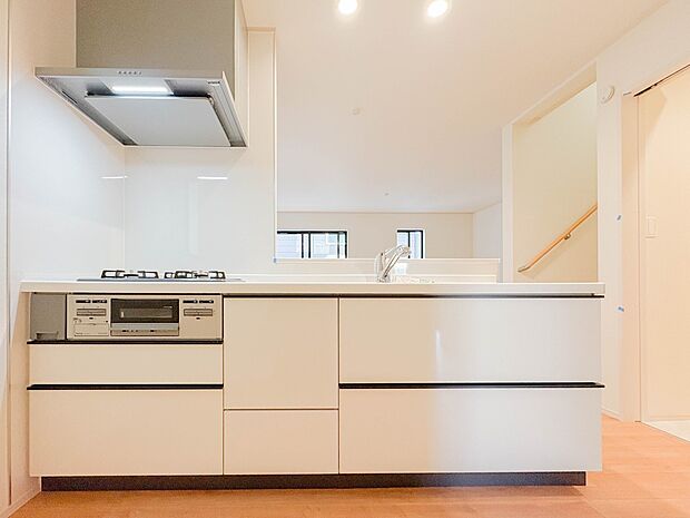 【キッチン】ナチュラルな自然光の中での調理。会話が弾む対面型キッチン。お洒落な食器類を余裕で収納できるスペース。動きやすい女性目線のキッチン動線。これからはお料理をつくる時間が劇的に変わりま…