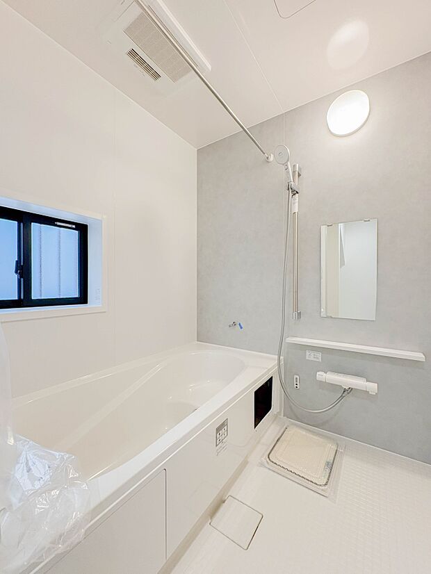 1日の疲れを癒すバスルームは、心地よいリラックスを叶える清潔感溢れる美しい空間。