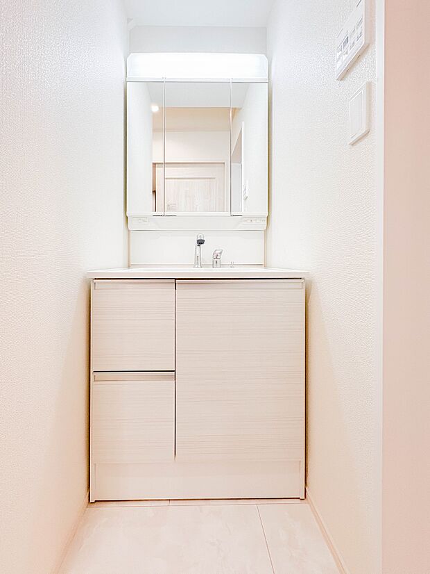 三面鏡つき、ワイドタイプの洗面台。収納力があり、様々な小物を片付けておけます。