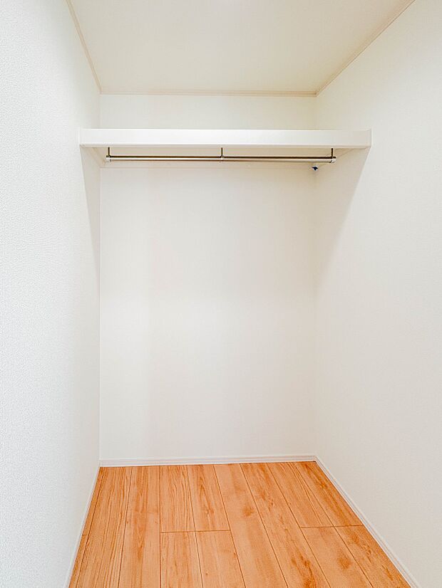 【WIC（ウォークインクローゼット）】たくさんの洋服をかけてもシワになりにくいウォークインクローゼット。洋服以外にも、普段使わない家電やスーツケース、ストック品など何でも片付く嬉しい空間です…