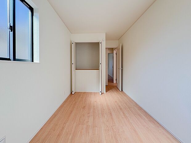 【CL(クローゼット)】壁面クローゼットのメリットは、衣類が横一列に並ぶためひと目で洋服が選びやすいこと。衣類をたくさんお持ちの方も、限られたスペース内に無理なく収納することができます。