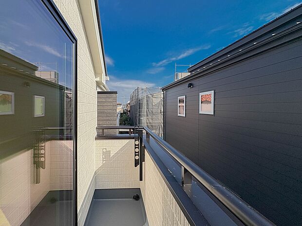 広々したバルコニーは日当り良好。