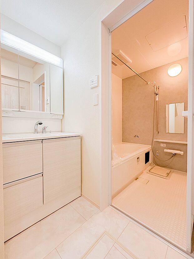 家の中でも特にプライベートスペースとなる洗面所は、洗濯場所と浴室を同じ空間でまとめております。