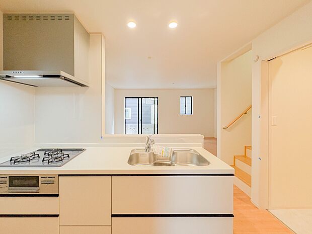 【ダイニングキッチン】会話でホッとコミュニケーションできるリビング。料理でホッとハピネスになるキッチンなど。人をホッとさせる最新設備・仕様を採用しています。