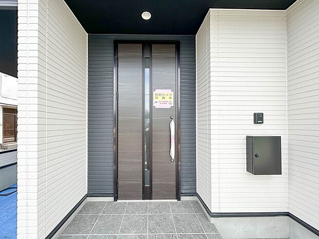 【玄関】家の顔となる玄関は、高いデザイン性が求められます。高級感と断熱性、防犯性に優れた玄関ドアを標準装備。ピッキング対策のセキュリティサムターン等、防犯に考慮しました。