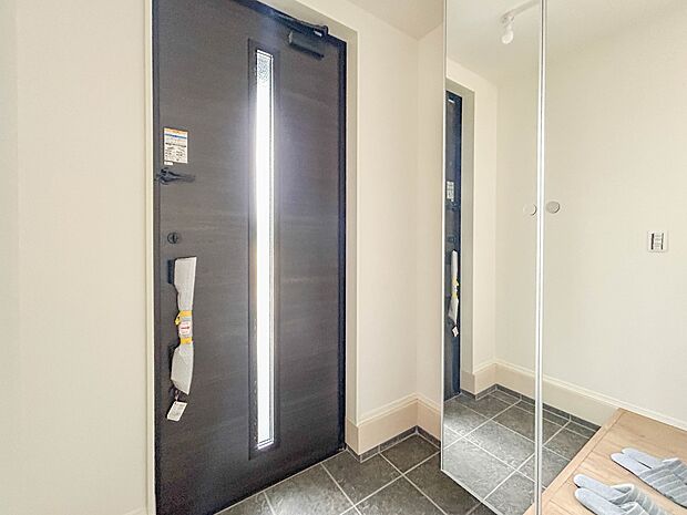 【玄関】玄関はおうちの顔と言われます。玄関アプローチは、外観デザインの印象を左右します。ご家族の個性を出しながら、素敵な玄関でお客様をお迎えしてください。