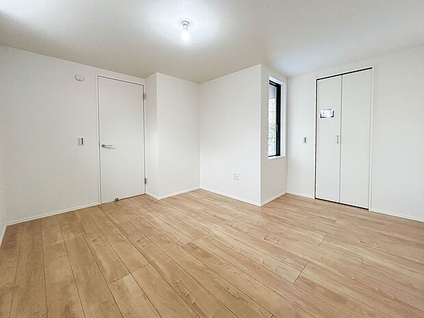 【洋室6.7帖】シンプルな内装はおしゃれのポイントです。シンプルは華美より飽きがこないからです。色や模様でおしゃれ感をだす。それがシンプルイズビューティーです。