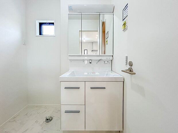 【洗面台】 十分な大きさの洗面台は、身だしなみチェックや歯磨きなど、朝の慌ただしい時間でもホテルライクなスペースで余裕とゆとりを感じて頂けます。