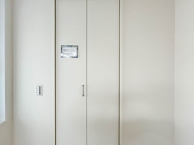 【WIC(ウォークインクローゼット)】 たくさんの洋服をかけてもシワになりにくいウォークインクローゼット。洋服以外にも、普段使わない家電やスーツケース、ストック品など何でも片付く嬉しい空間…