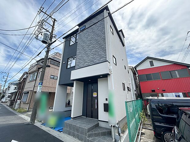 【現地外観】家族の温かさと陽光の暖かさ、楽しい毎日と明るい未来を予感させる「空間が織り成すひとつ先の住み心地」を演出します。