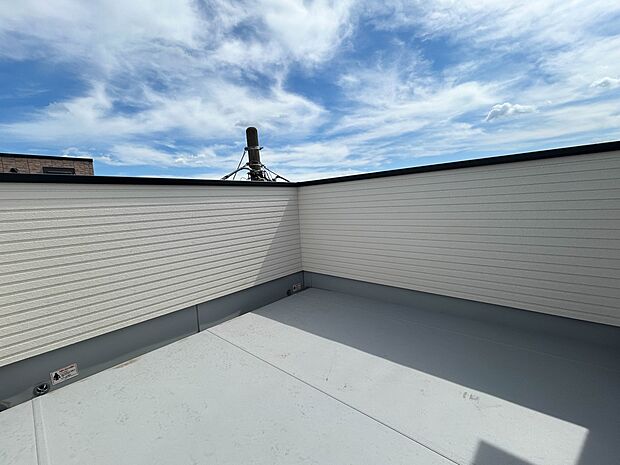 【ルーフバルコニー】早朝の空気と微風が気持ちよい夕方の空気を感じられるバルコニー。住まいの中の屋外スペース。心が自然と戯れる特別な空間です。