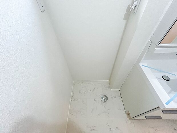 【ランドリースペース】毎日使う洗濯機。しっかりと奥行きのある置き場が確保されています。