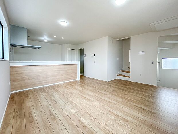 【LDK15.1帖】会話でホッとコミュニケーションできるリビング。料理でホッとハピネスになるキッチンなど。人をホッとさせる最新設備・仕様を採用しています。