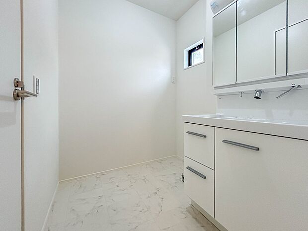 【脱衣所】洗面所は小さなプライベートスペース。歯磨き、洗顔と毎日施す個人空間。