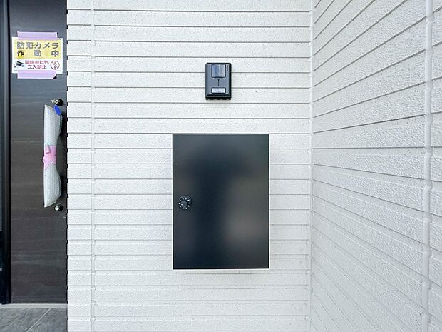 【宅配ボックス】好きな時間にいつでも荷物を受取れるため、到着時間を気にして自宅で待機したり、再配達の連絡をする手間がかかりません。共働きなど不在が多い方、ネット通販の利用が多い方に大変便利。…