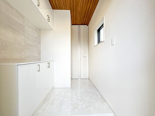 【玄関】大型のシューズボックスには靴やブーツ、サンダルはもちろん、ハンカチや手袋、バック類などのお出かけ用品、印鑑や朱肉なども収納可能です。