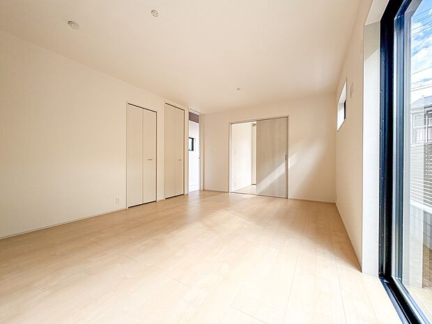 【LDK12.25帖】リビングルームの窓を開けると心地よい南風が入ってくる。キッズルームの窓を開けるとやさしい微風が入ってくる。家の中に風の道がある。風を生活の中で体験できる家。