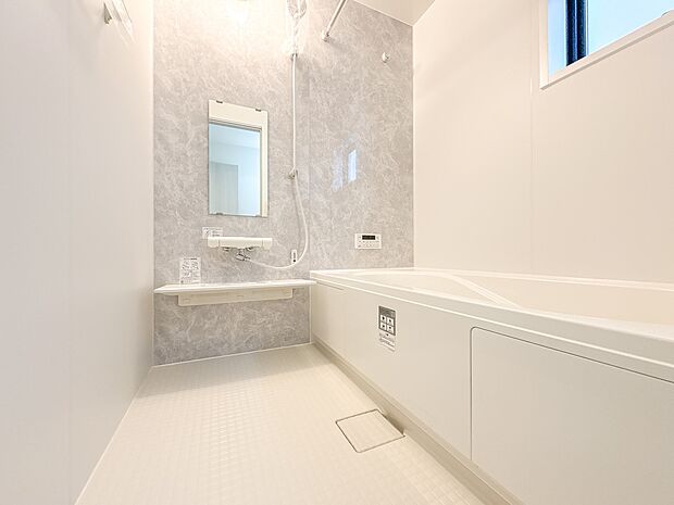 【浴室】 きっとあなたのバスタイムも単なる習慣から特別な時間に変わるはず。一日の汚れとともに疲れを洗い流し、眠りに就く前の大事なリラックスタイムを演出