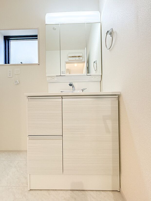 【洗面台】洗面所は小さなプライベートスペース。歯磨き、洗顔と毎日施す個人空間。小窓も設置して、熱気などを開放して、爽やかなスペースになるように設計されています。
