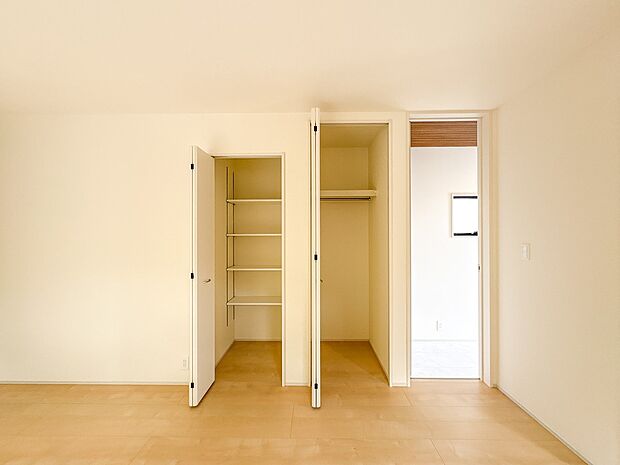 【収納】各所に配置された収納スペースは、洋服や小物はもちろんのこと、掃除機や日用予備品・お子様のおもちゃなど様々な物を収納して頂ける便利なスペースです。