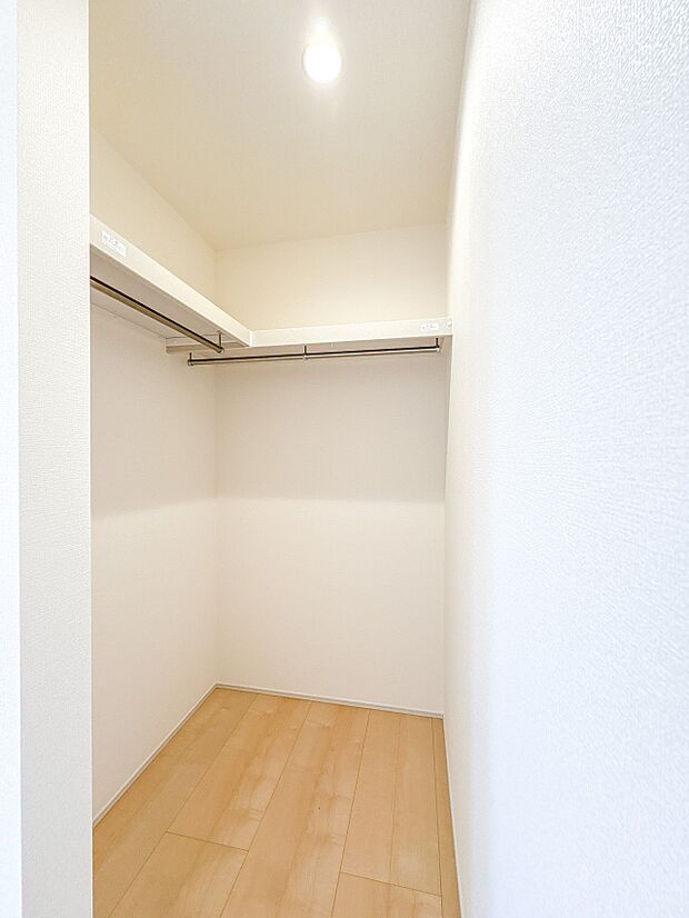 【WIC】WICのメリットの1つ目は、1箇所にまとめて収納が出来ること。2つ目は、衣替えが必要ないこと。3つ目は、扉が少なくなり室内がスッキリ見えること。