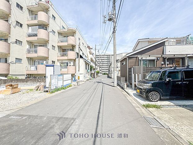 【前面道路、公道6m】車の通行が少ないので、静かな住環境を維持することができます。