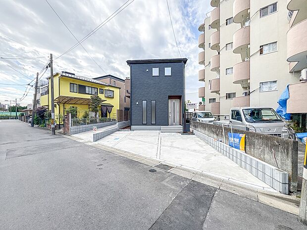 【外観】街の風景に溶けこむシンプルなカタチ。バランスがとれた玄関のハイクォリティなデザイン。存在感あふれる建物の質感。